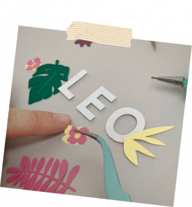 Agusto. Cómo se hacen las láminas. Detalle de manos haciendo una lámina en relieve